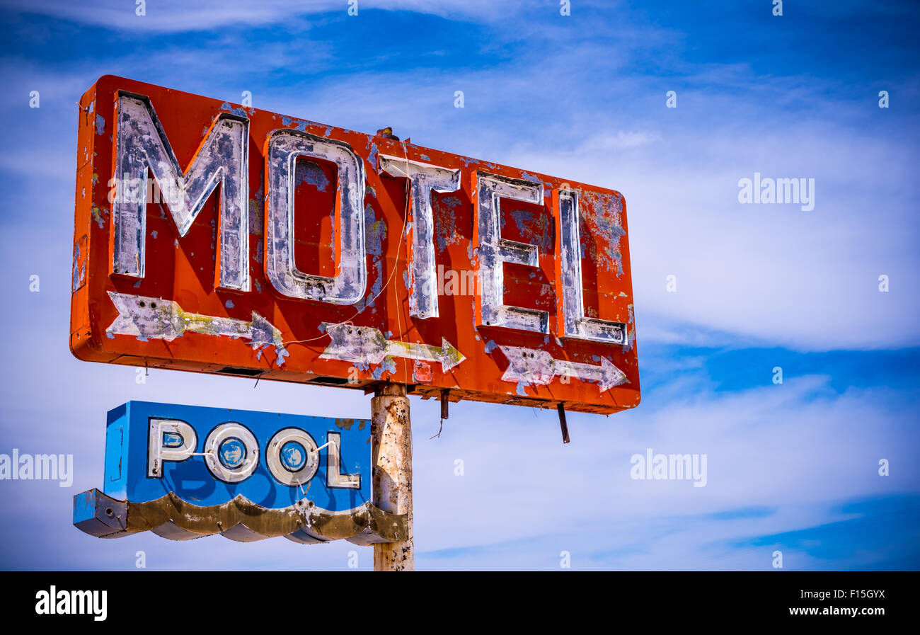 Eine alte Direpit, Abplatzungen Motel Leuchtreklame in der amerikanischen Wüste Stockfoto