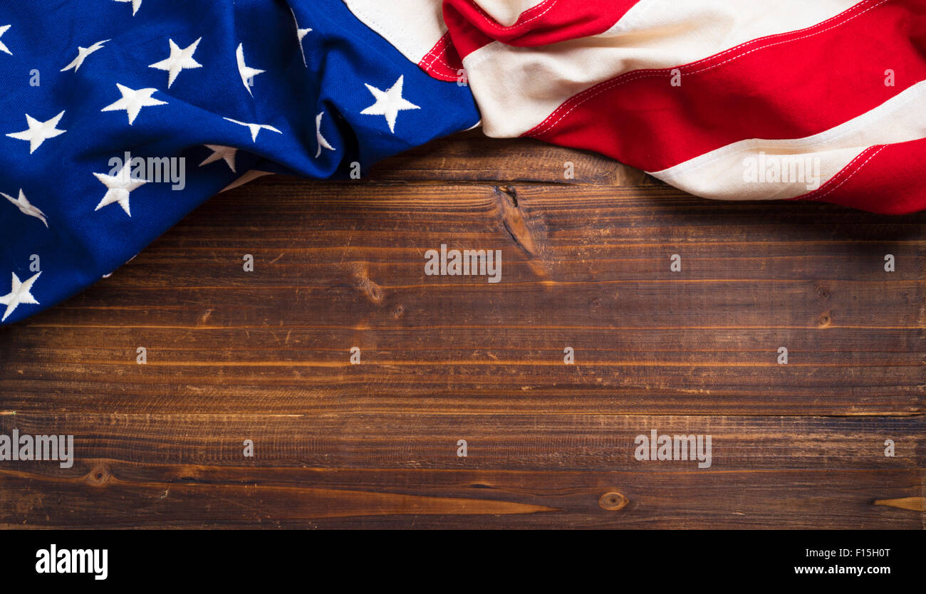 Eine alte amerikanische Flagge auf einer antiken hölzernen Plattform mit Textfreiraum Stockfoto
