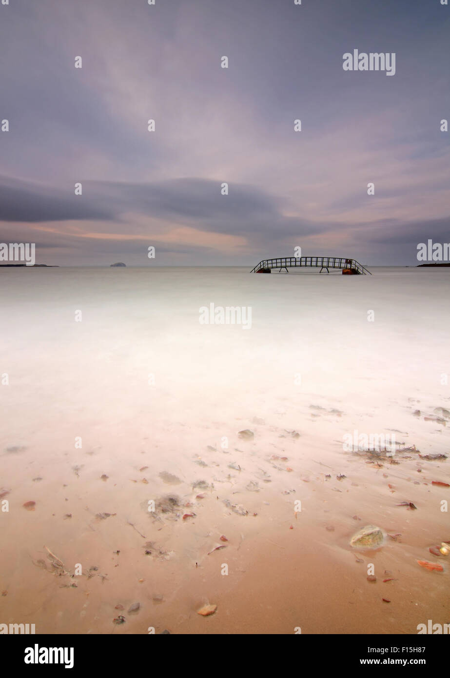 Treppe ins nichts bei Sonnenuntergang mit dem Bass Rock in der Ferne Stockfoto