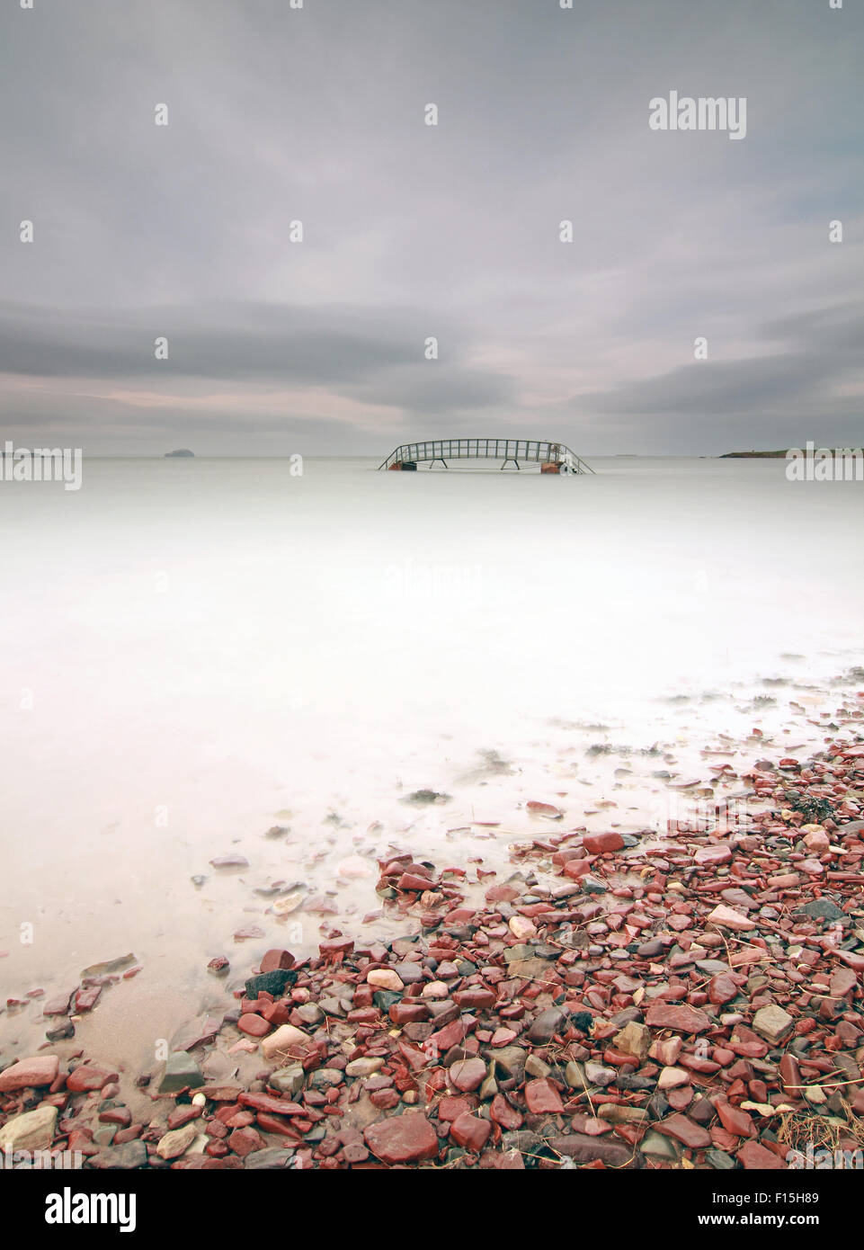 Treppe ins nichts bei Sonnenuntergang mit dem Bass Rock in der Ferne Stockfoto