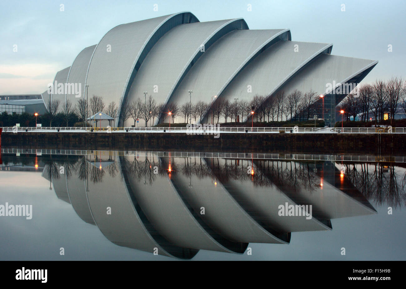 Glasgow Clyde Auditorium, auch bekannt als das Gürteltier durch den River Clyde vor Sonnenuntergang Stockfoto