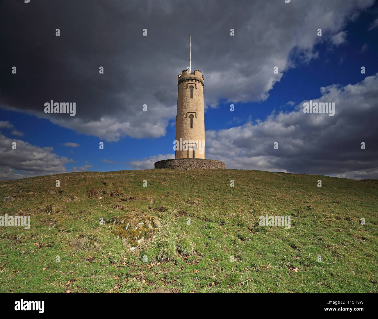 Binns Tower at The House of The Binns, Binns Hill, Linlithgow, Lothian, Schottland an einem gemischten sonnig und bewölkten Tag Stockfoto