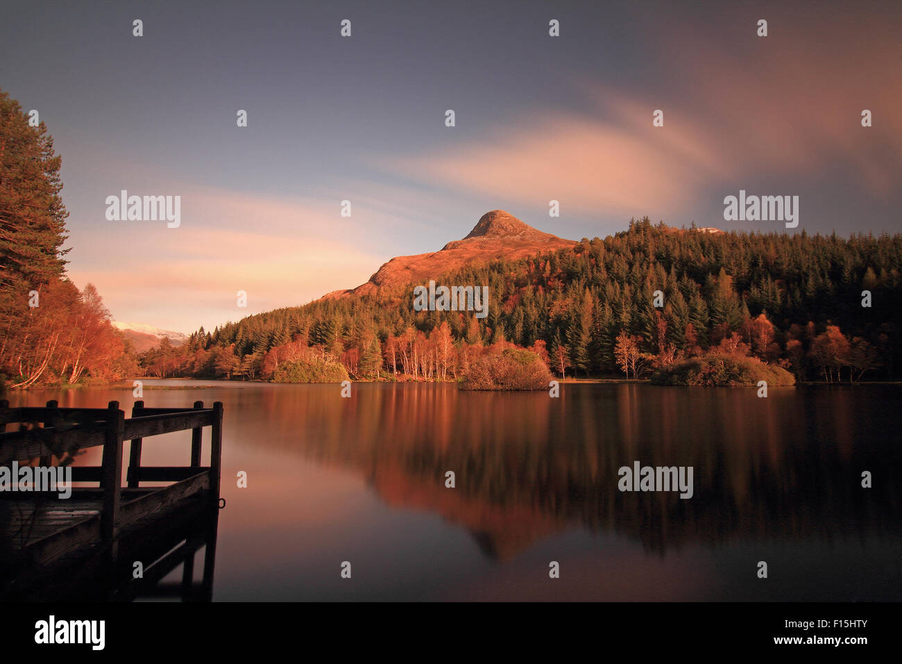 Die schönen Glencoe Lochan, Glencoe, Schottland auf einen schönen Herbstabend mit Reflexionen von Pap von Glencoe Stockfoto