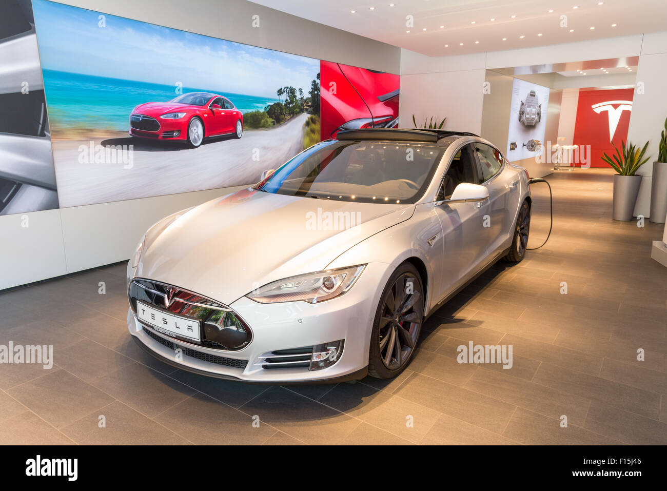 Tesla Car Showroom, Kurfürstendamm, Berlin, Deutschland Stockfoto
