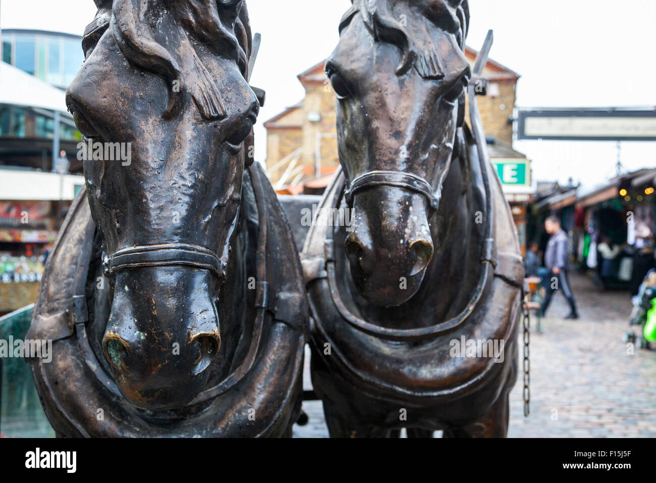 Pferd-Skulpturen in Camden Stables Market, London, UK Stockfoto