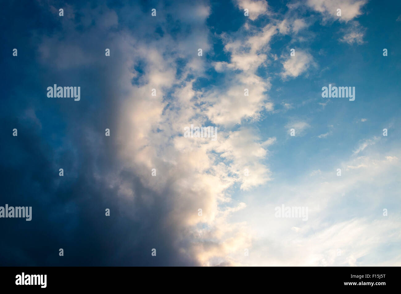 Weiche, flauschige Wolken am Himmel Stockfoto