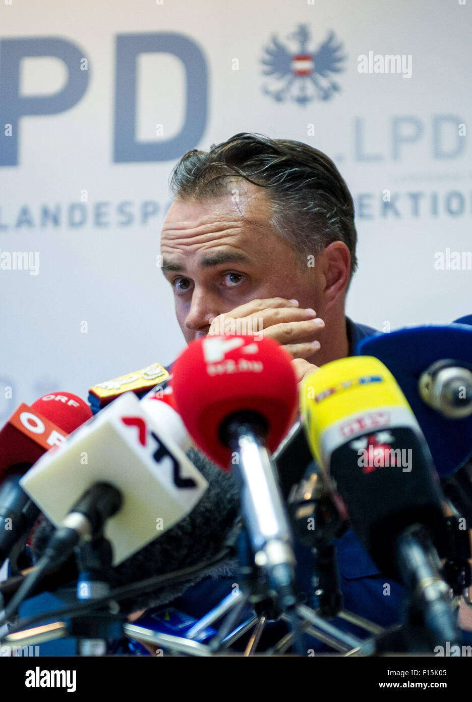 Eisenstadt, Österreich. 27. August 2015. Hans Peter Doskozil, Chef der Polizei Burgenland informiert die Medien auf einer Pressekonferenz in Eisenstadt, Österreich, am 27. August 2015. Ein LKW mit ungarischen Kennzeichen parkten an der Seite von der Autobahn nach Wien am frühen Donnerstag Morgen entdeckt wurde, Dutzende von Leichen im Inneren haben, sagte österreichischen Polizei am Donnerstag. Bildnachweis: Qian Yi/Xinhua/Alamy Live-Nachrichten Stockfoto