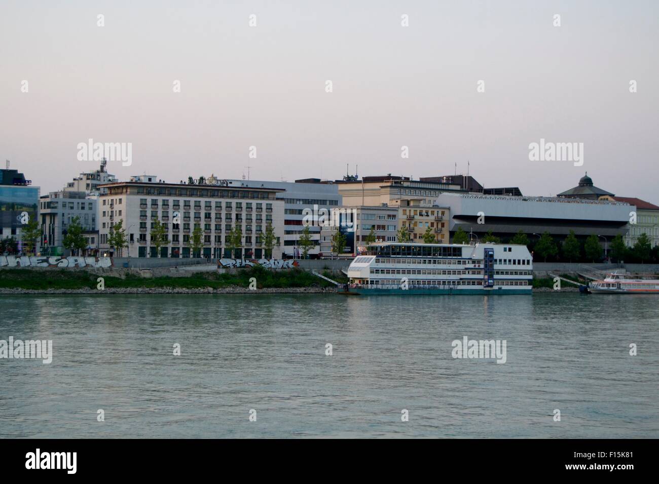 Bratislava-Schiffe Brücke Fluss Danube Gebäude Stockfoto