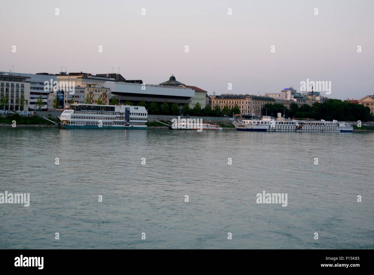 Bratislava-Schiffe Brücke Fluss Danube Gebäude Stockfoto