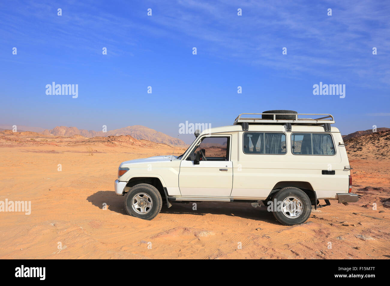 Toyota Land Cruiser im Geländewagen in der Wüste Ägyptens Stockfoto