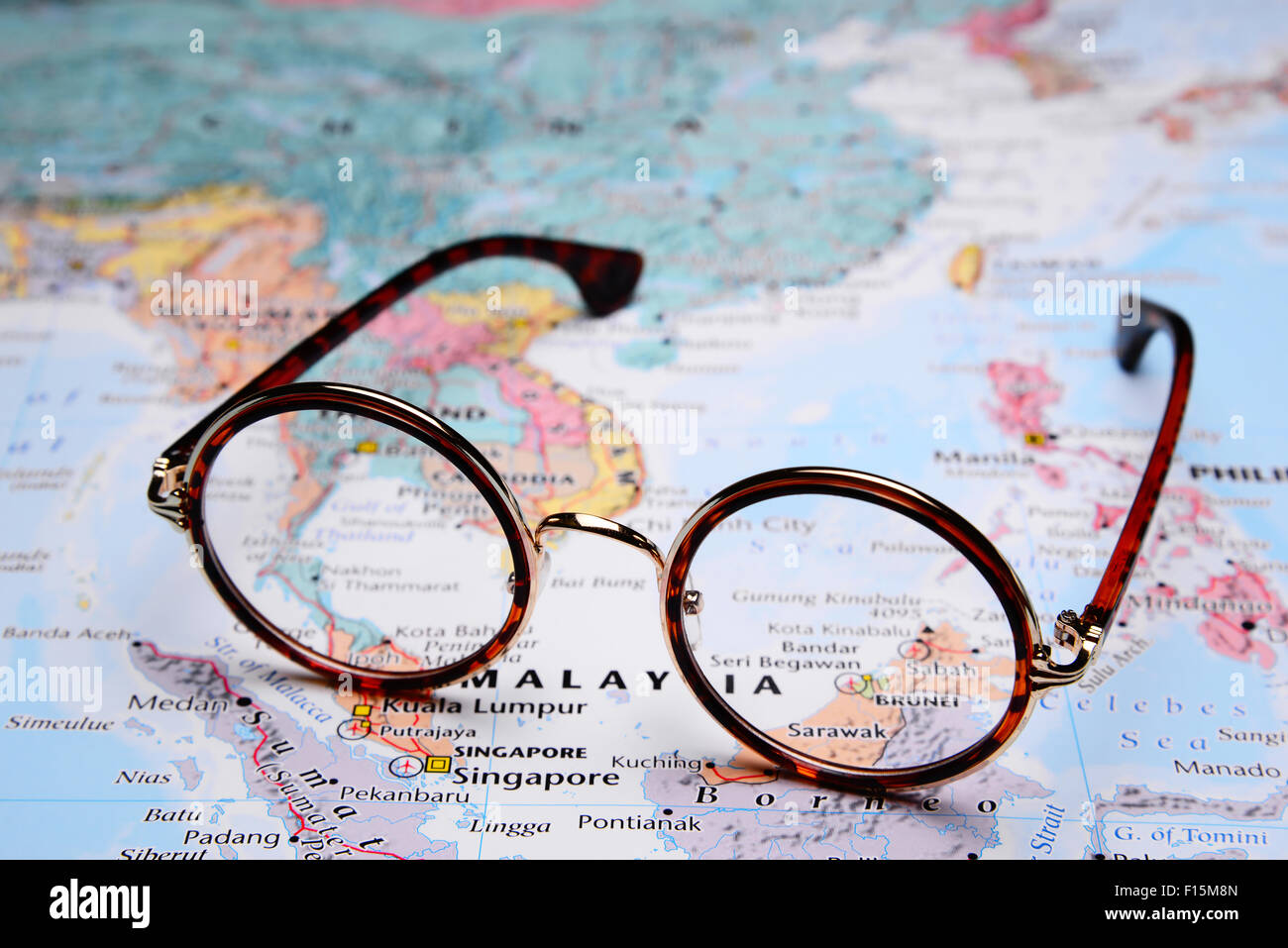 Gläser auf einer Karte von Asien - Brunei Stockfoto