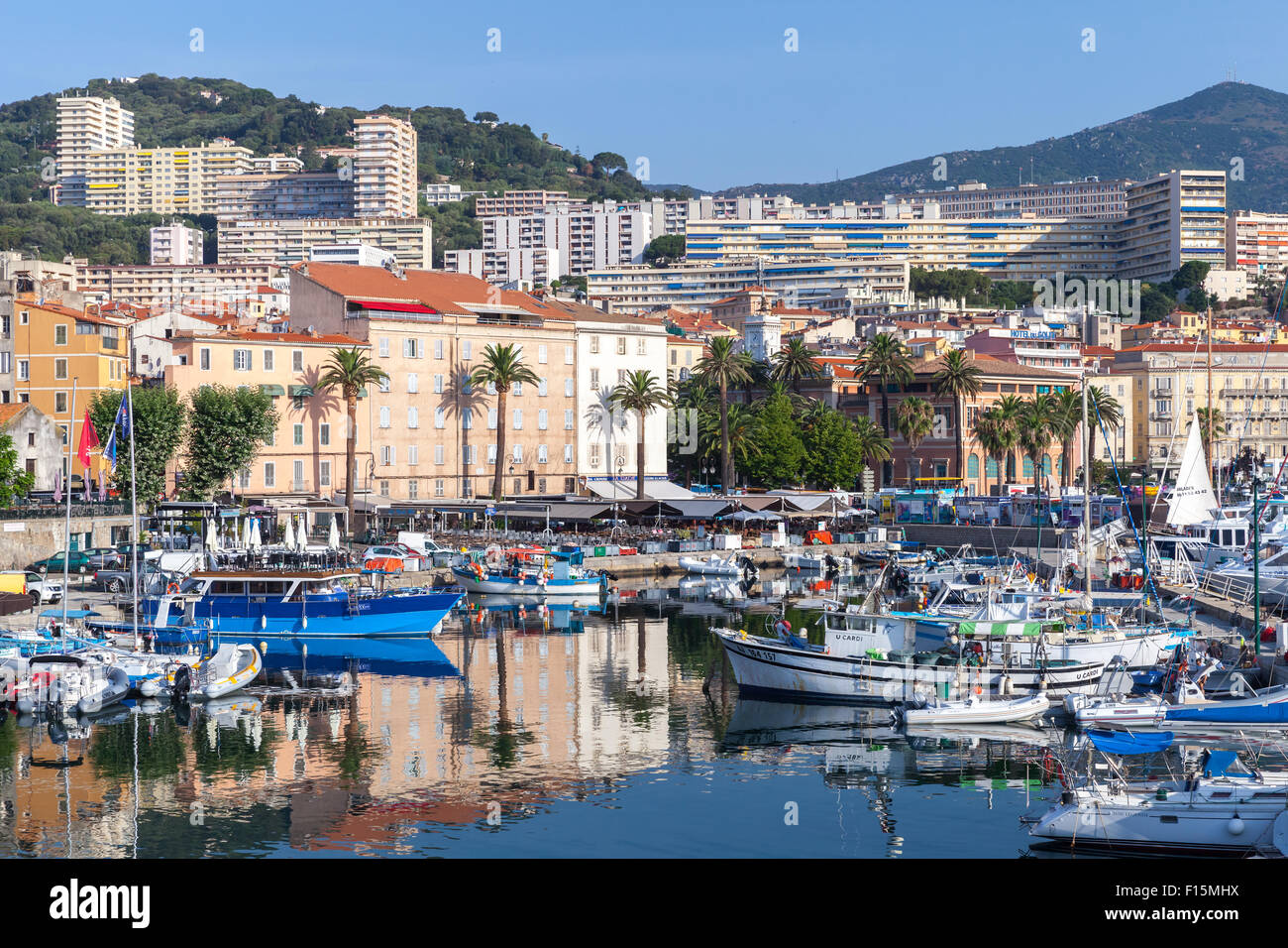 Ajaccio, Frankreich - 7. Juli 2015: Festgemachten Jachten und Boote im Hafen von Ajaccio, Korsika, Frankreich Stockfoto