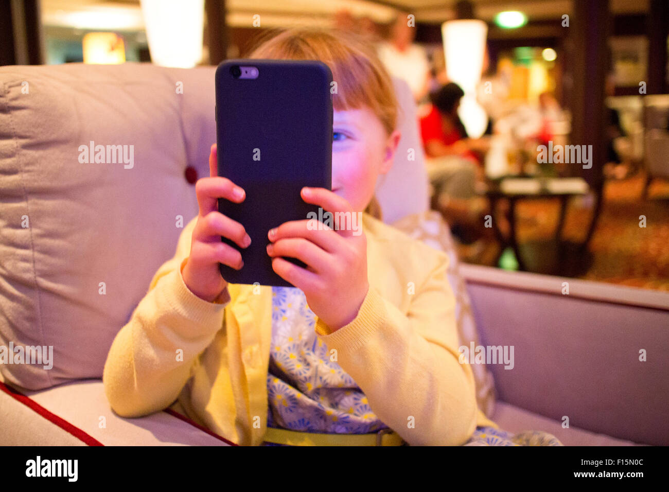 5 Jahre altes Mädchen, ein Foto mit einem Iphone 6 plus Stockfoto