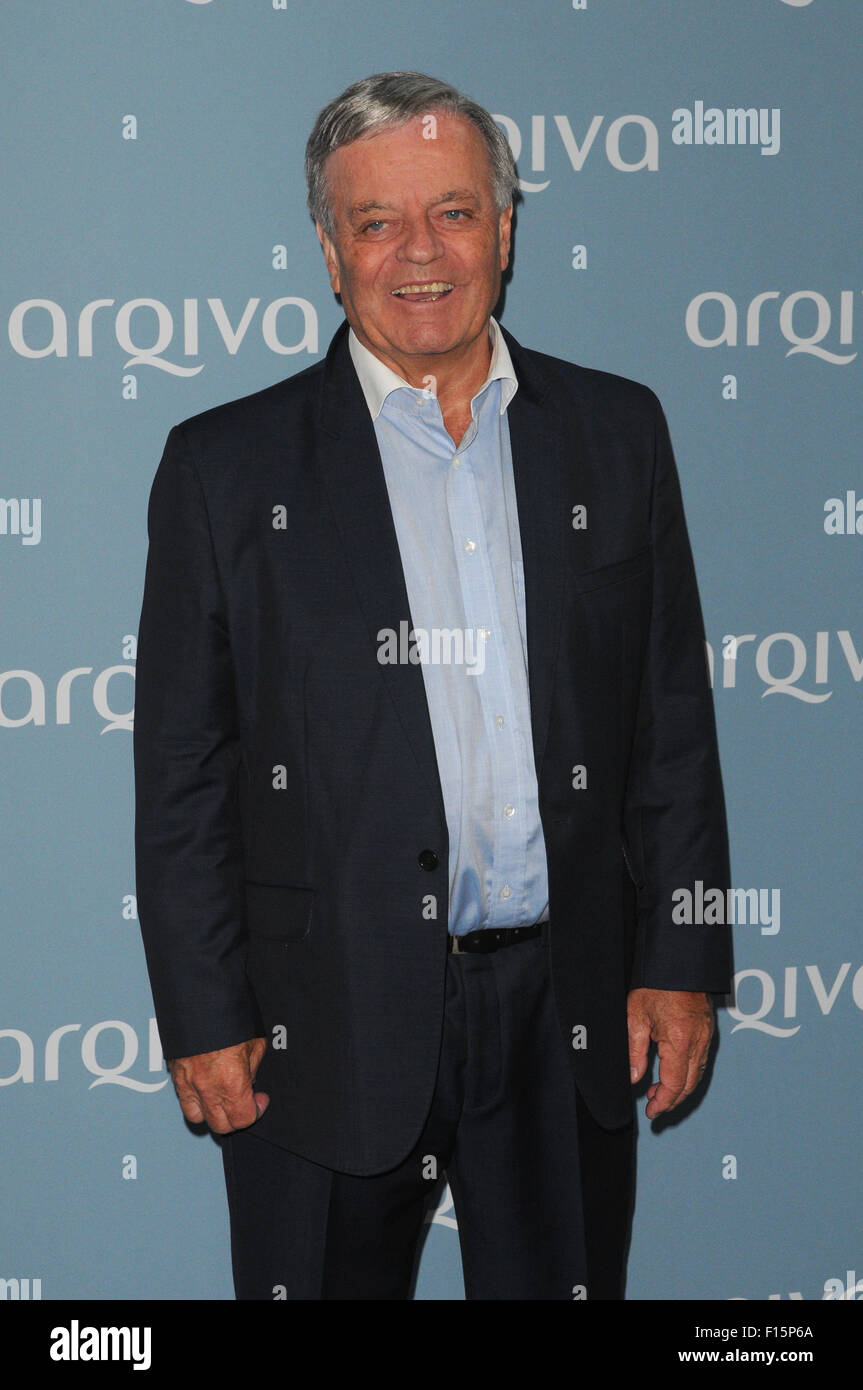 London, UK, 8. Juli 2015, Tony Blackburn besucht den Arquiva kommerziellen Radio Awards im Camden Roundhouse. Stockfoto