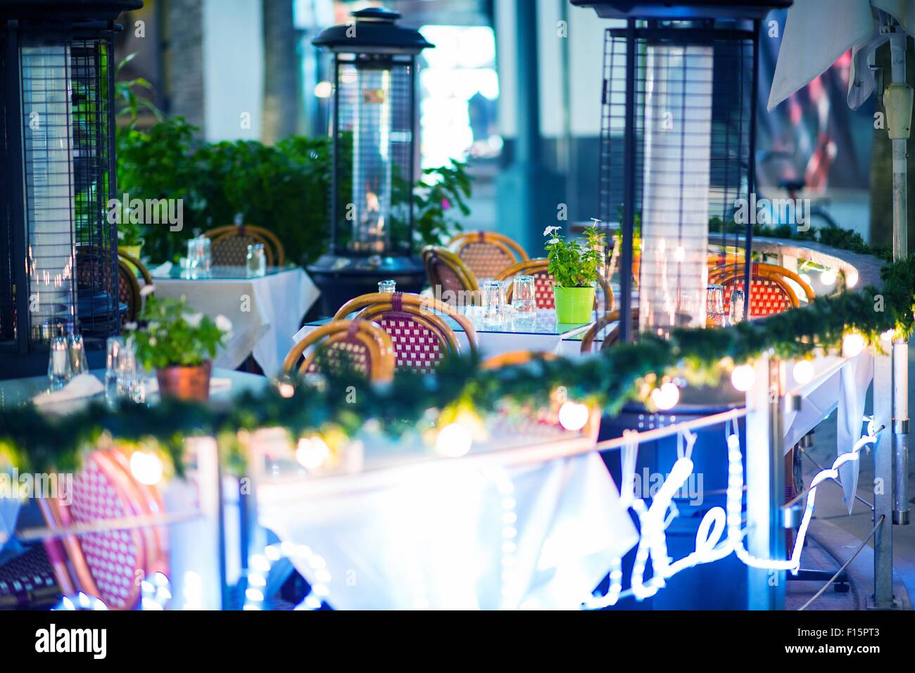 Essbereich im Freien. Sommerabend. Restaurant im freien Bereich. Stockfoto