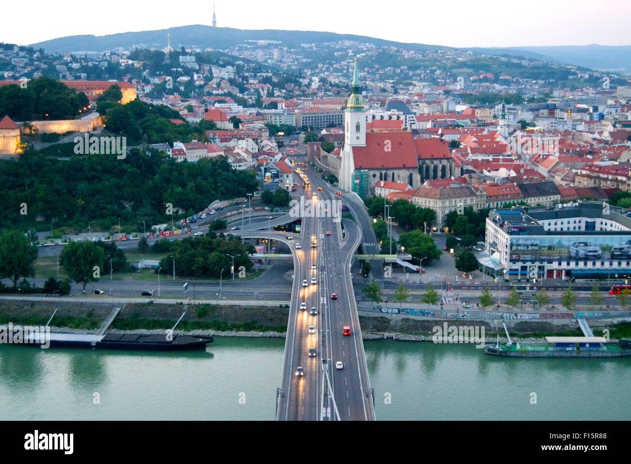 Bratislava-Schiffe Brücke Fluss Danube Gebäude Stockfoto