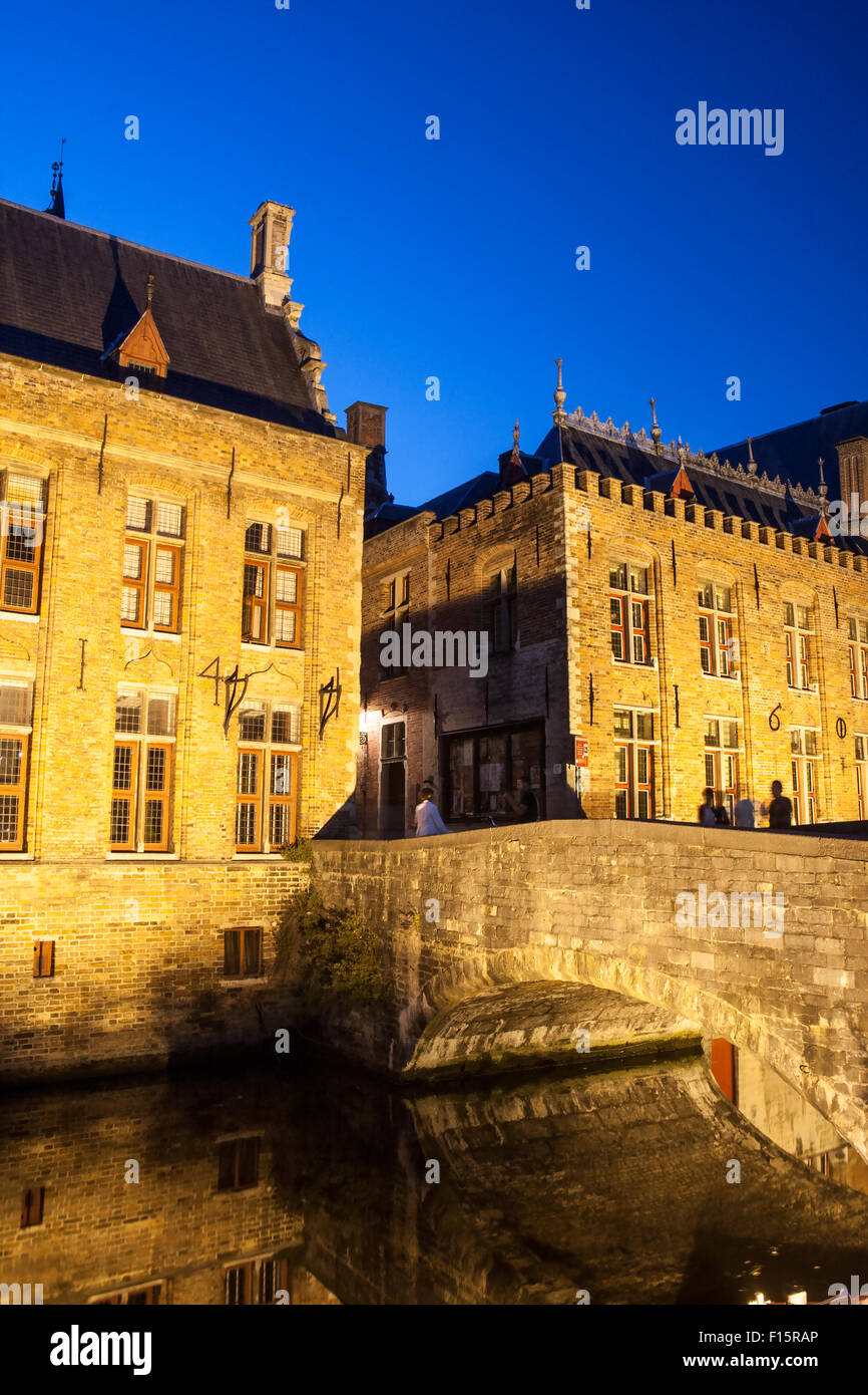 Nachtaufnahme von historischen mittelalterlichen Gebäuden an einem Kanal in Brügge, Belgien Stockfoto