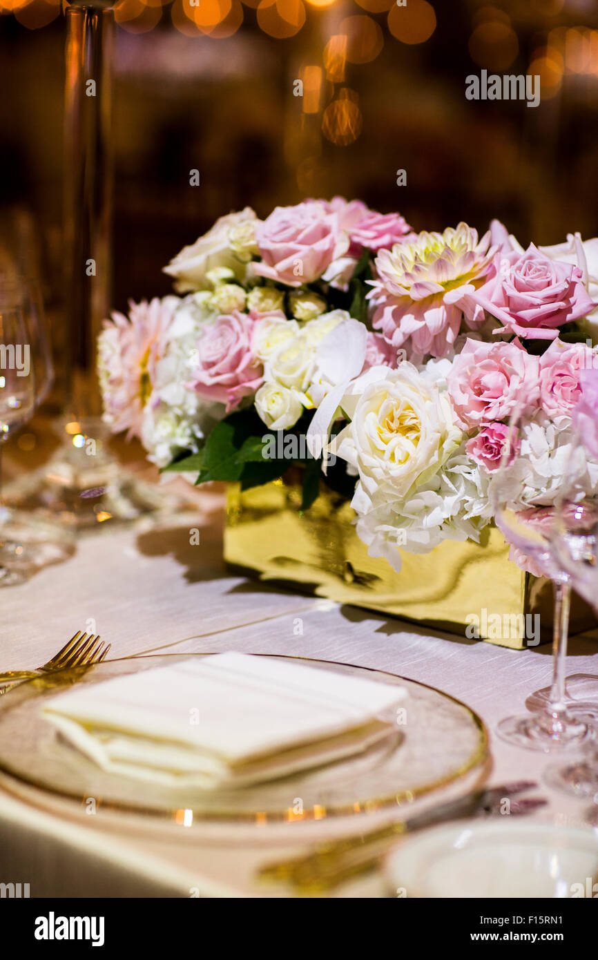 Floral Mittelstück auf Tabelle bei Hochzeit Stockfoto