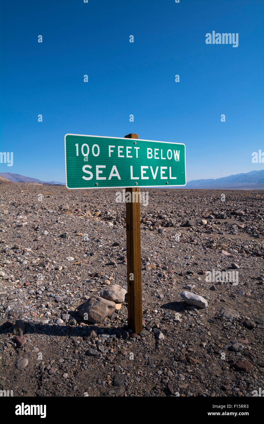 100 Fuß unter dem Meeresspiegel Zeichen, Death Valley Nationalpark, Kalifornien, USA Stockfoto