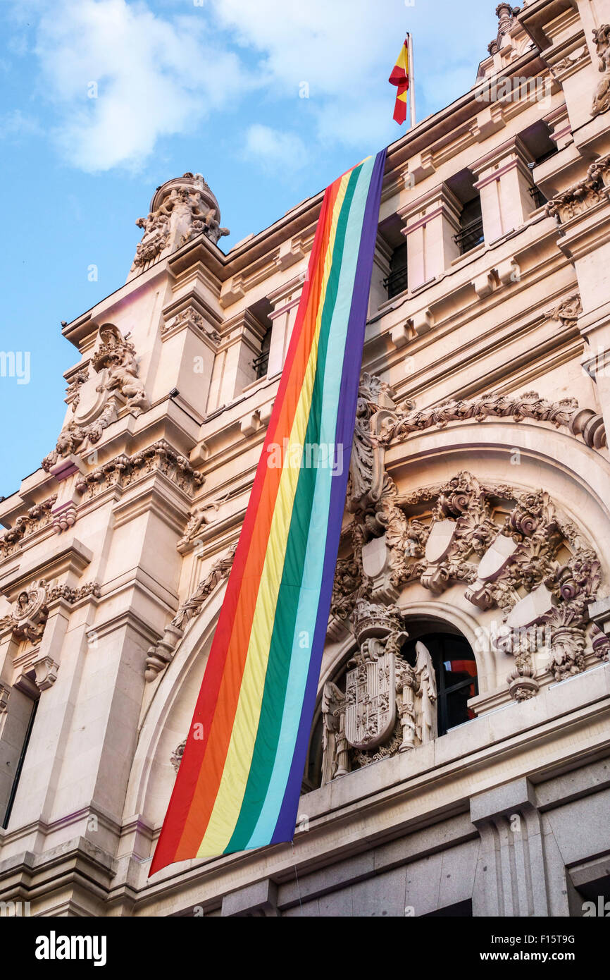 Madrid Spanien, Hispanic Plaza de Cibeles, Palacio de Cibeles, Palacio de Comunicaciones, außen, außen, Kommunikationspalast, Regenbogenbanner, Stockfoto