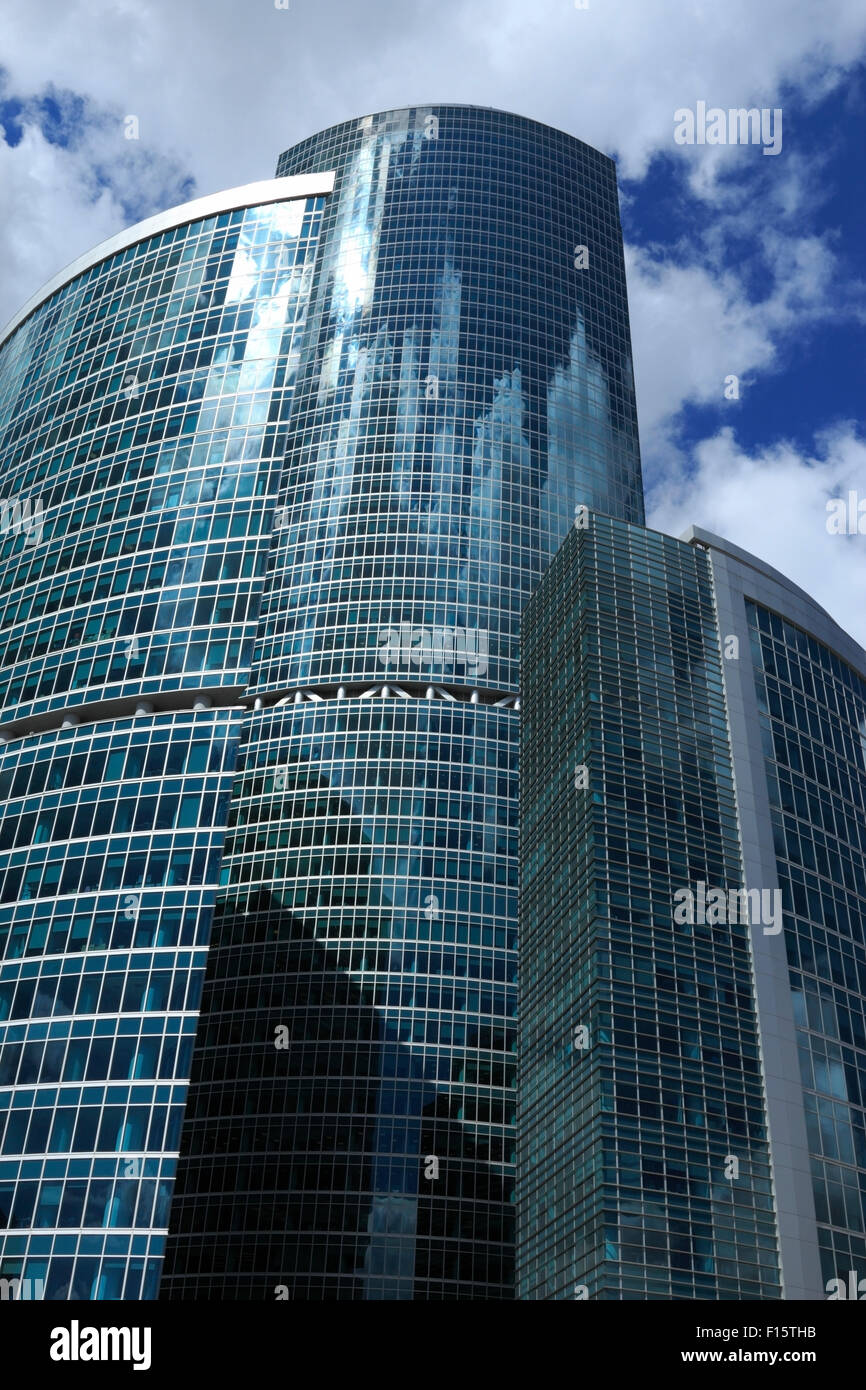 Modernen Bürotürmen steigen in den Himmel. Stockfoto