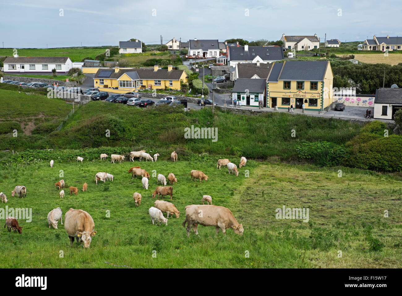 Malerische Aussicht auf die Küste Dorf Doolin, Irland Stockfoto