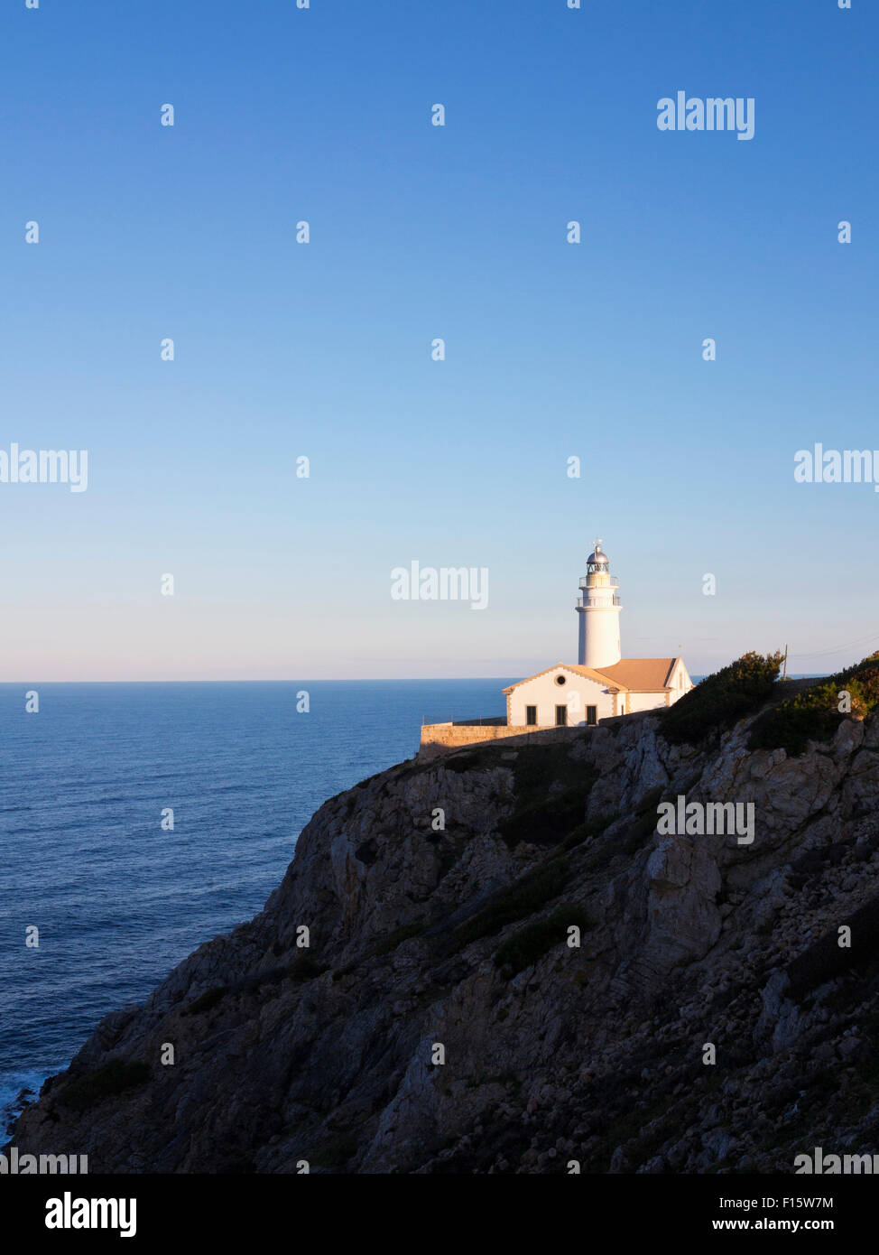 Leuchtturm an der Küste Felsen bei Sonnenuntergang, Mallorca, Balearen, Spanien Stockfoto