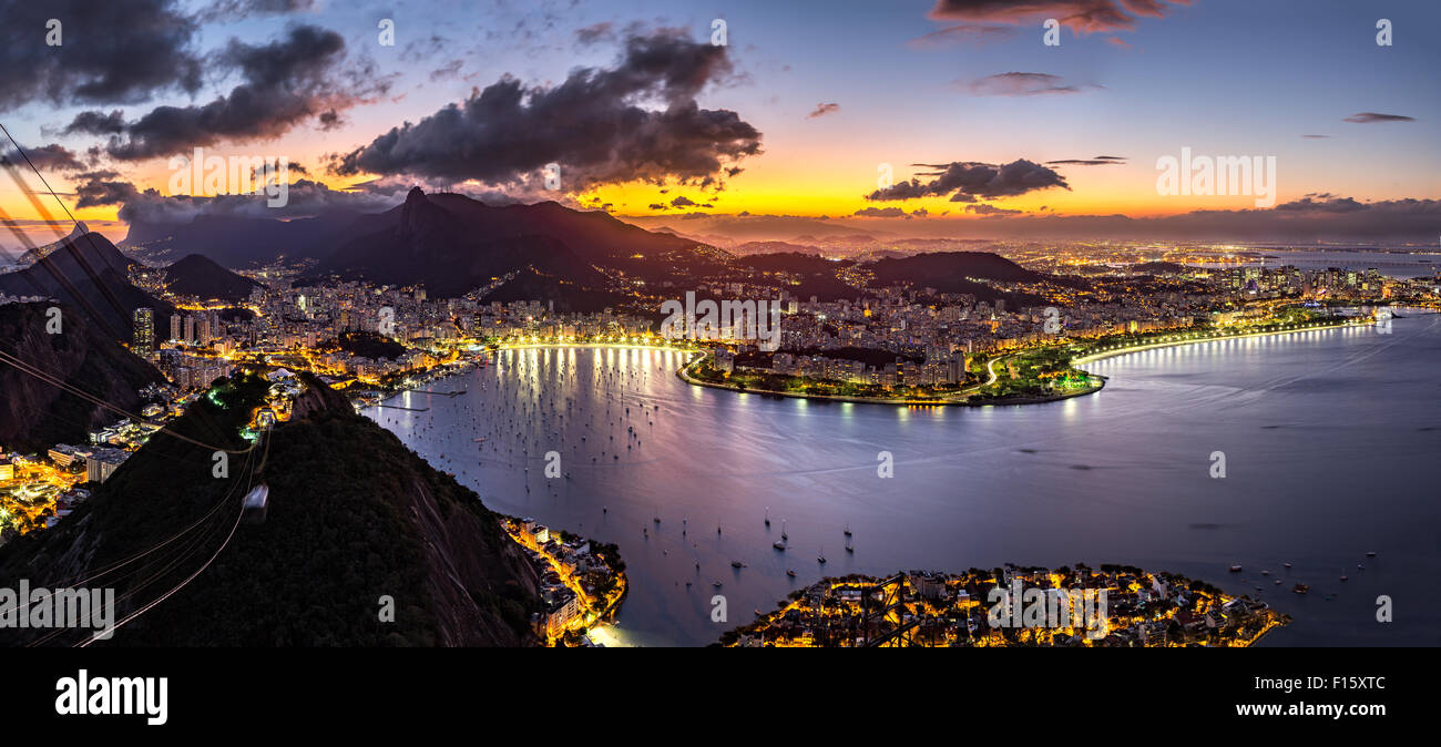 Panoramablick auf Rio De Janeiro bei Nacht, vom Zuckerhut Peak aus gesehen. Stockfoto