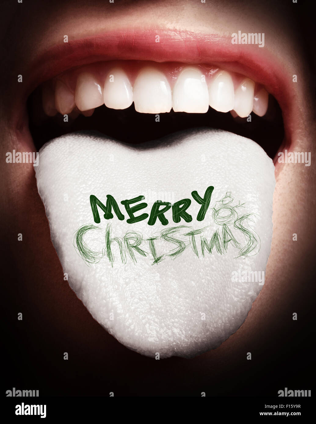 Frau mit offenem Mund, die Zunge zu verbreiten als Konzept in Frohe Weihnachten Symbol farbig Stockfoto
