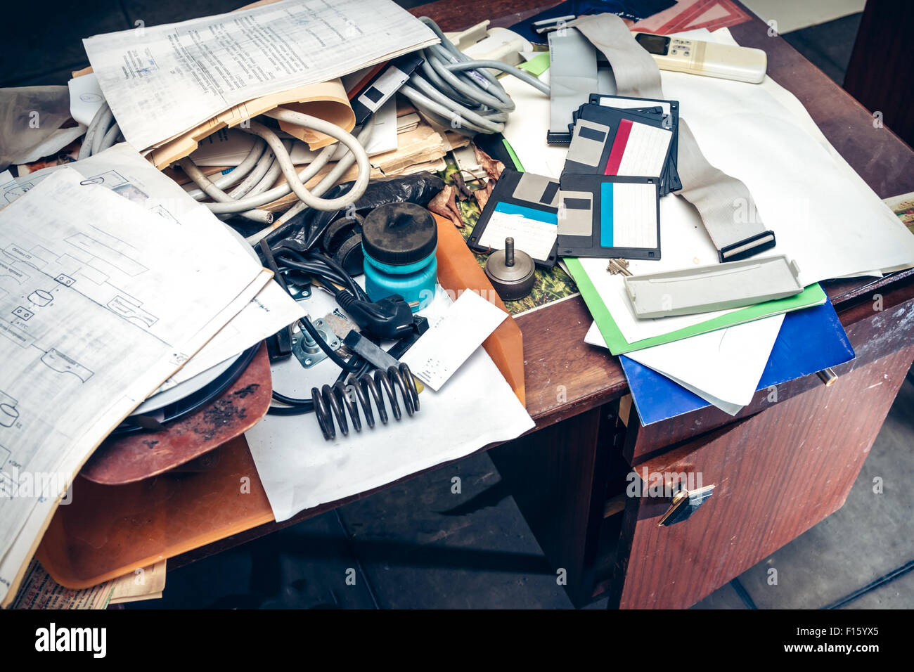 Unordentlichen Arbeitsplatz mit Stapel Papier auf Tisch Stockfoto