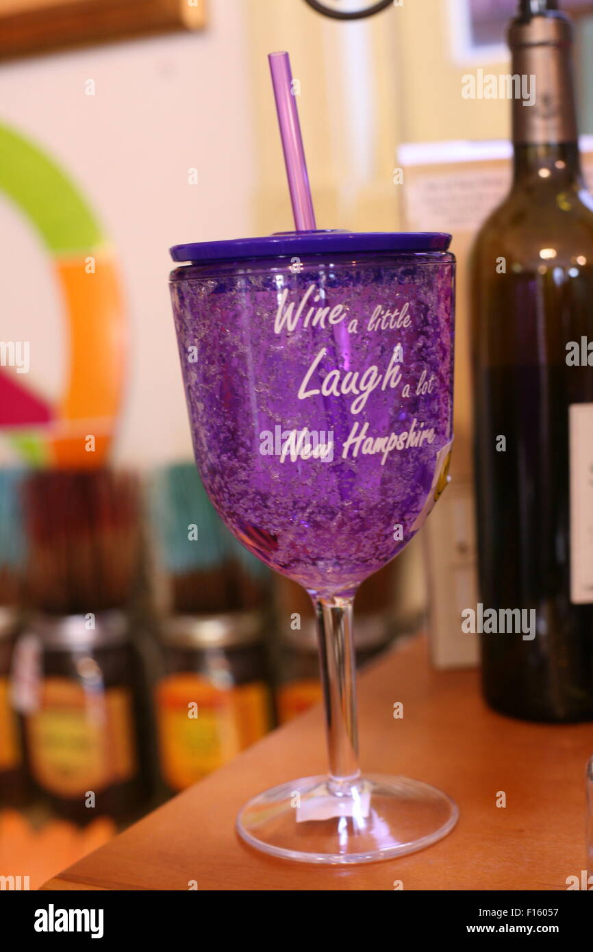 Glas mit Gedicht in der Nähe einer Weinflasche in New  Hampshire-Geschenk-shop Stockfotografie - Alamy