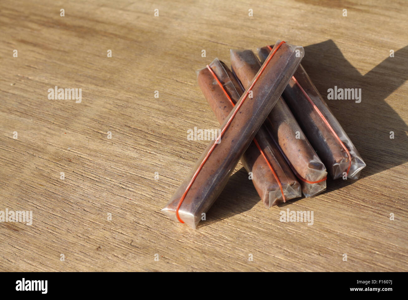 vier Garnelen paste mit Holz Hintergrund unter dem Sonnenlicht Stockfoto