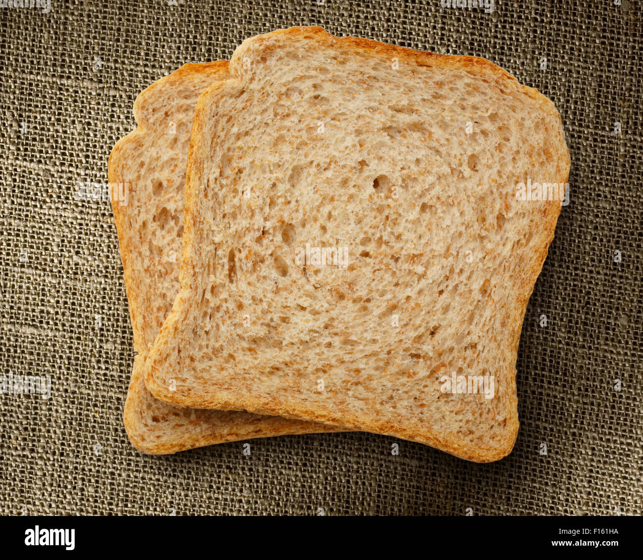 Zwei Brotscheiben auf den Sack-Hintergrund Stockfoto