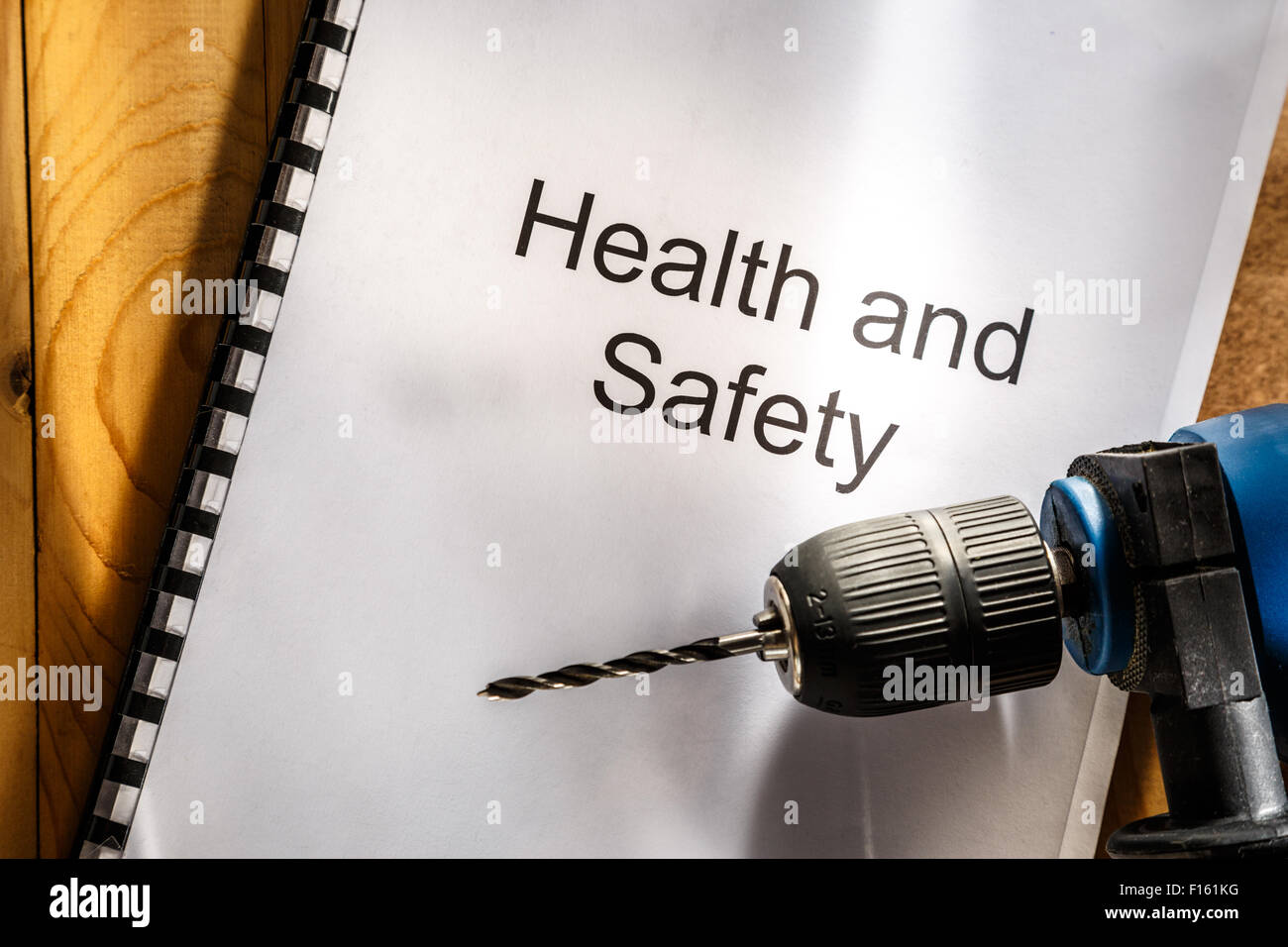 Registrieren Sie sich bei Bohrer auf hölzernen Hintergrund closeup Stockfoto