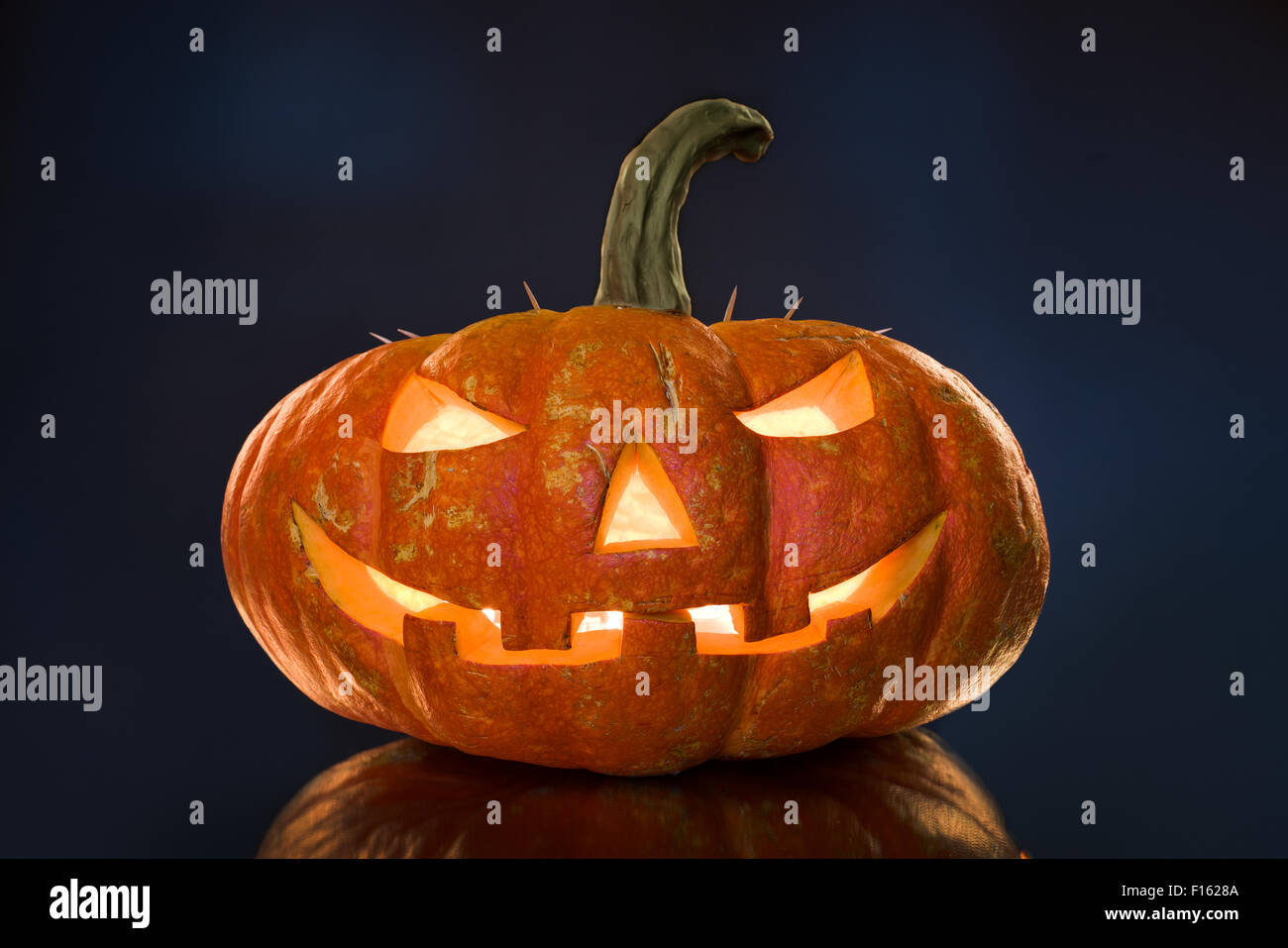 Kürbis auf schwarzem Hintergrund, Konzept religiöses Fest Halloween Stockfoto