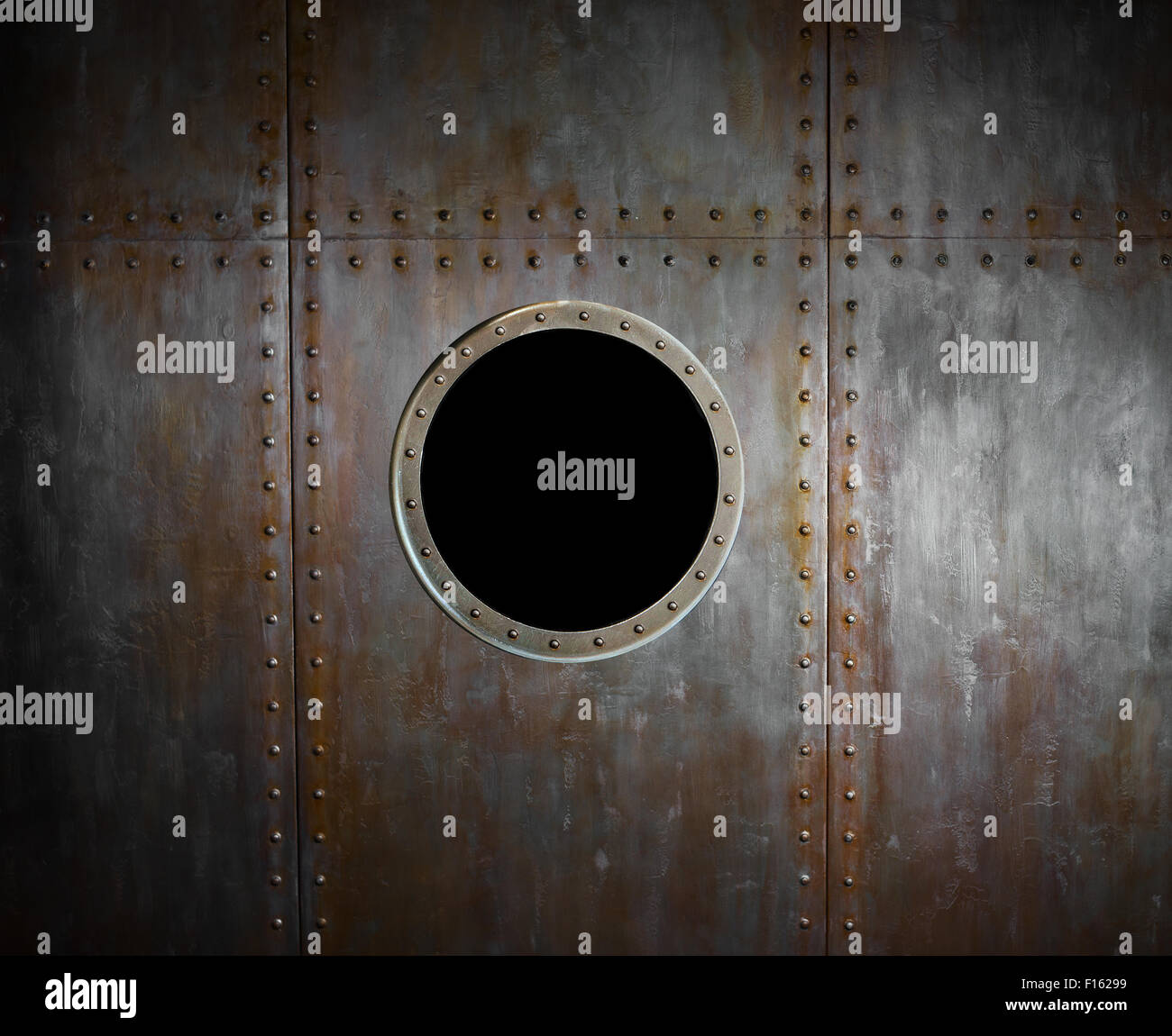 fadenscheinig rostigen Stahlseite u-Boot oder Schiff mit Flughafen (Illuminator). Stockfoto