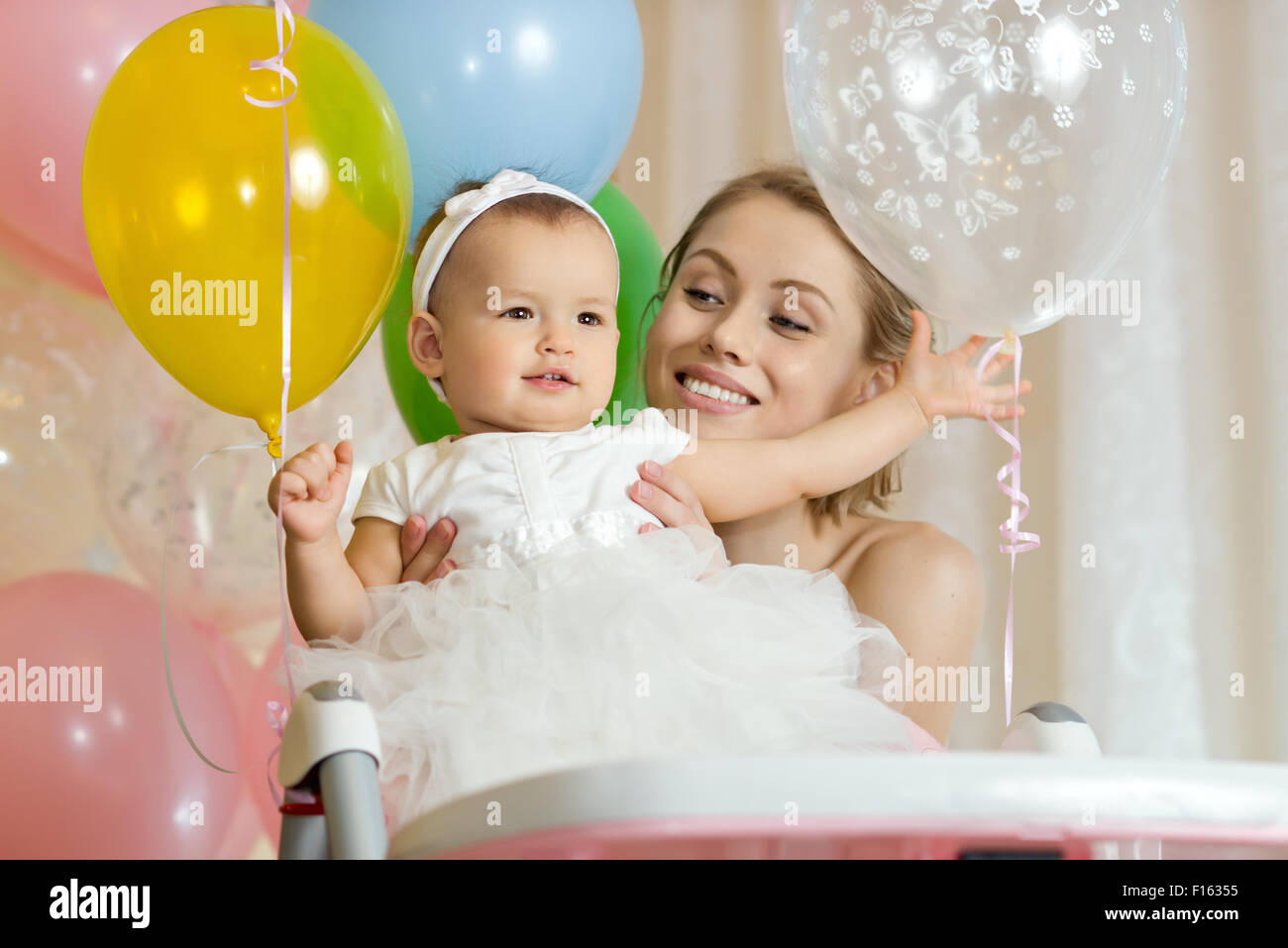 ein-Jahr-alte Mädchen mit Mama, glückliche Familie, horizontale Foto Stockfoto