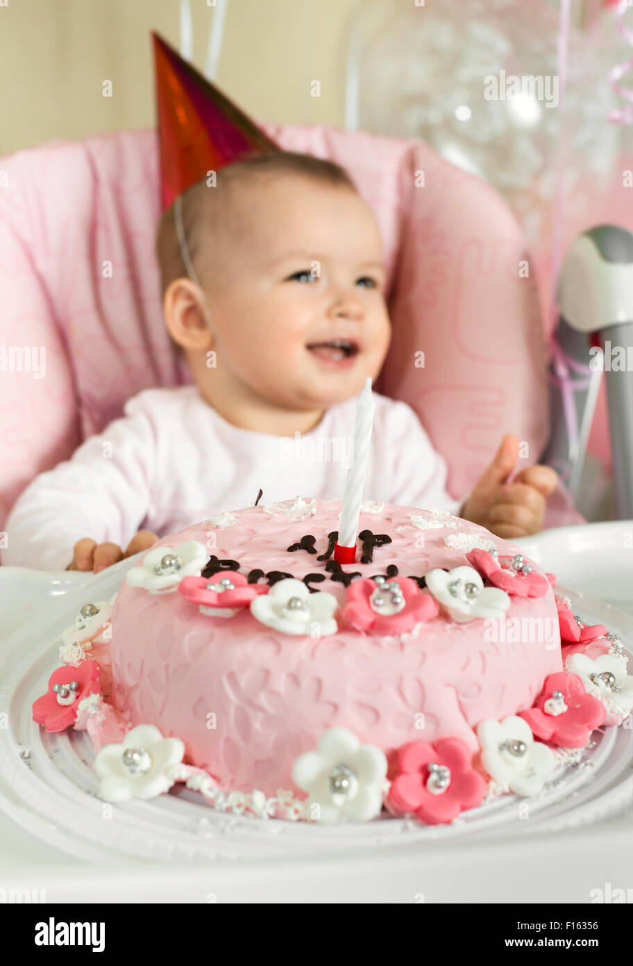 ein-Jahr-alte Mädchen solemnize Geburtstag, glückliches Lachen, vertikale Foto Stockfoto
