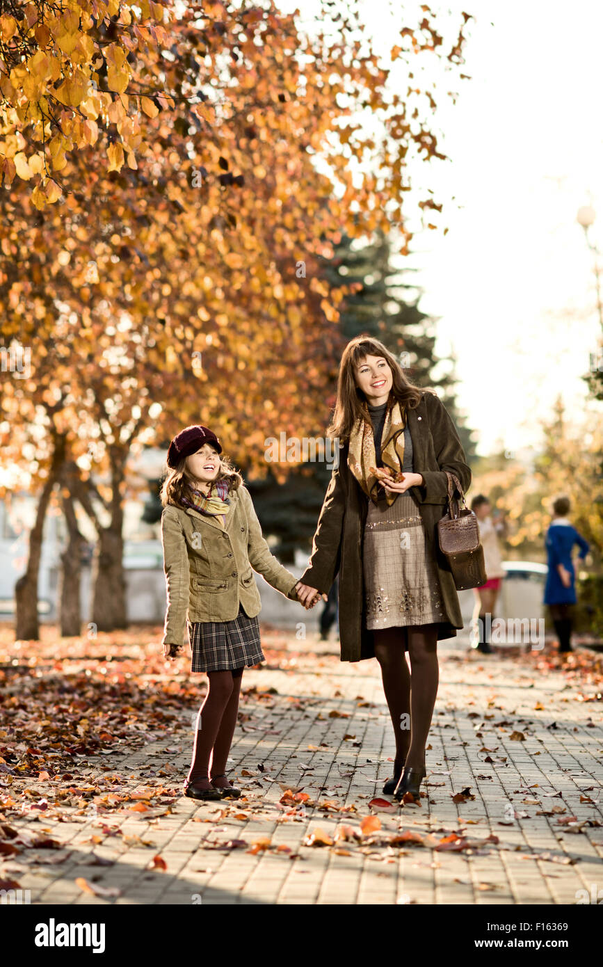 Vertikale Foto, gerne schöne kleine Mädchen mit Mather zu Fuß im park Stockfoto