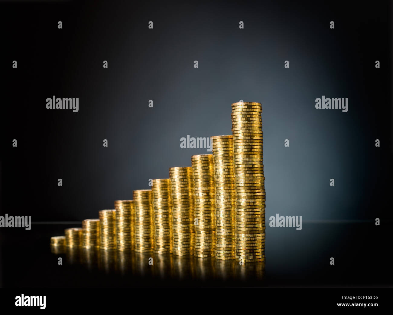 sehr viele Rouleau Gold Währungsunion oder Änderung Münze, auf dunkelblauem Hintergrund Stockfoto