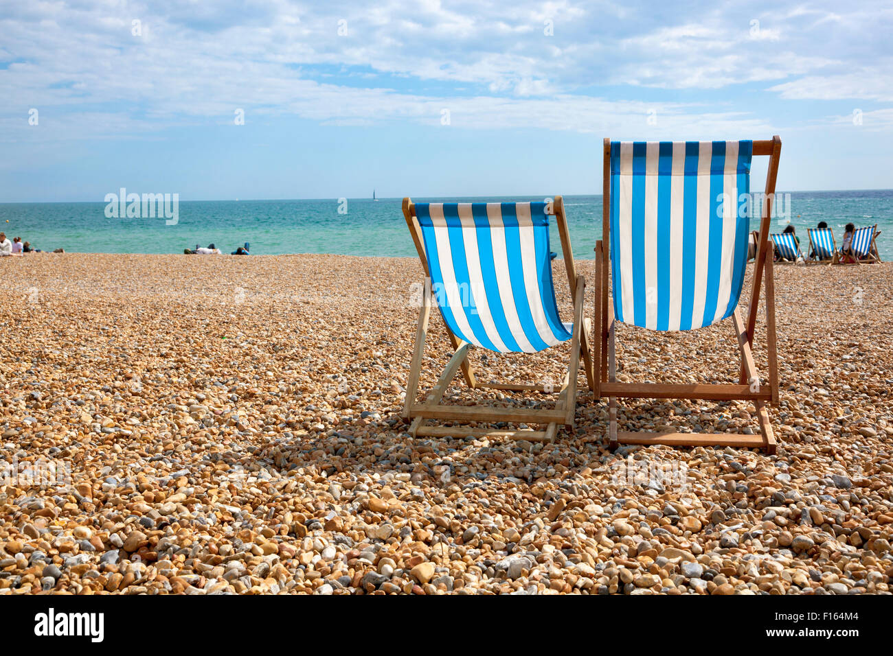 Zwei Liegestühle am Strand mit Blick auf Meer, Brighton, UK Stockfoto