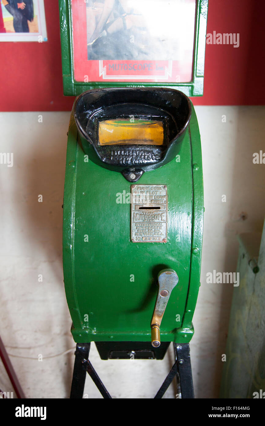 Eine Mutoscope bei einem Vintage Spielautomaten Arcade in Brighton, UK Stockfoto