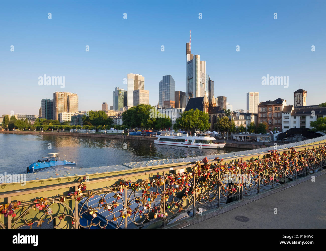 Liebe, Schlösser, eiserne Brücke über den Main, Wolkenkratzer im Finanzviertel, Frankfurt Am Main, Hessen, Deutschland Stockfoto