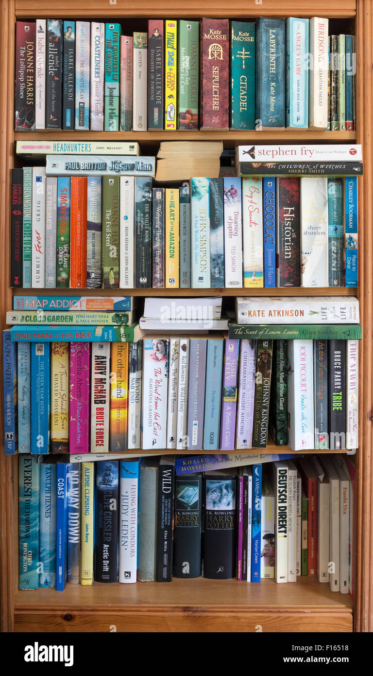 Überfüllte Bücherregal mit eine eklektische Sammlung von Büchern Stockfoto