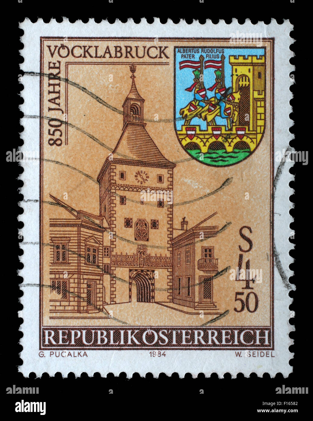 Österreich - CIRCA 1984: Briefmarke gedruckt von Österreich zeigt Turm, Arme, Stadt Vöcklabruck, ca. 1984 Stockfoto