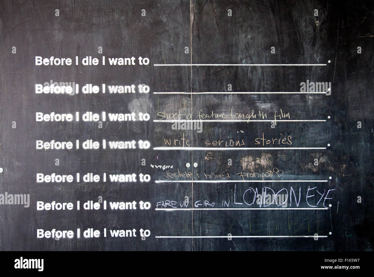 Bevor ich sterbe... Tafel für Besucher zu füllen, interaktives Kunstprojekt in Borough Market in London UK Stockfoto