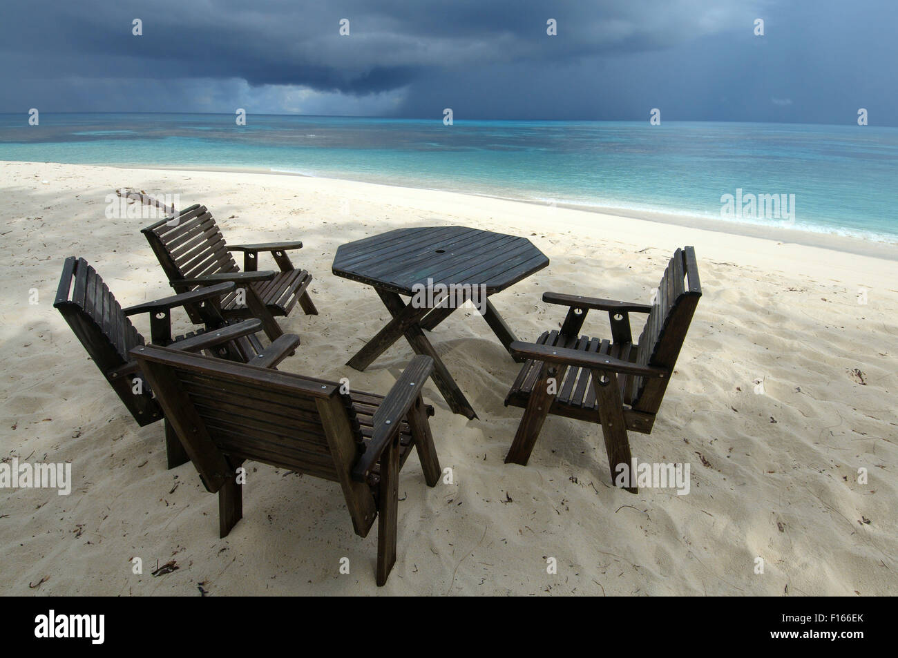 15. Oktober 2014 - Seychellen - vier hölzernen Stühlen und einem Tisch stehen an den sandigen Ufern des Indischen Ozeans, Denis Island, Seychellen (Credit-Bild: © Andrey Nekrassow/ZUMA Wire/ZUMAPRESS.com) Stockfoto