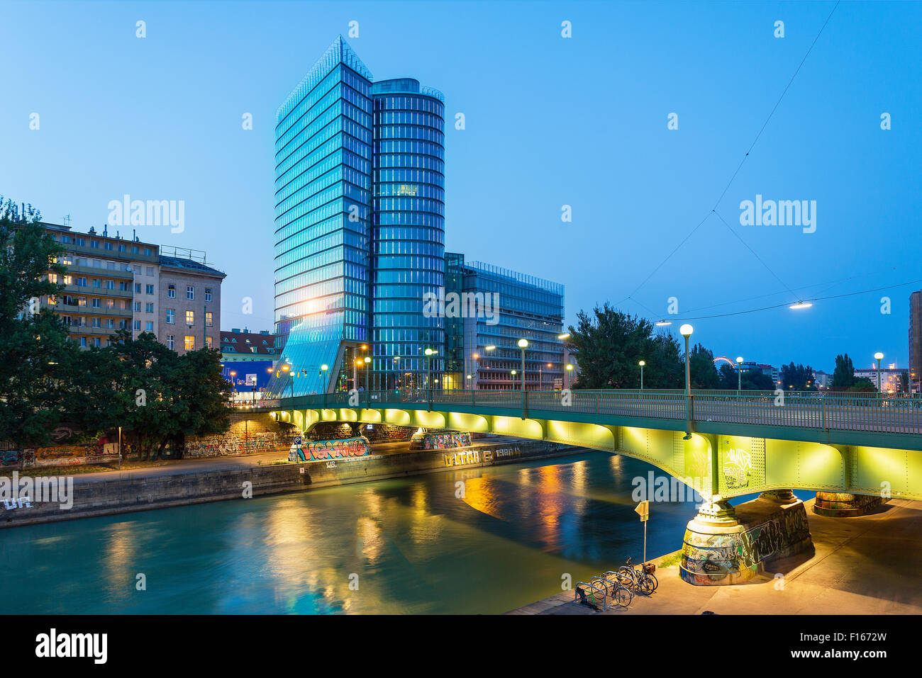 Österreich, Wiener Urania, Uniqa Tower und Donau Kanal am Abend Stockfoto