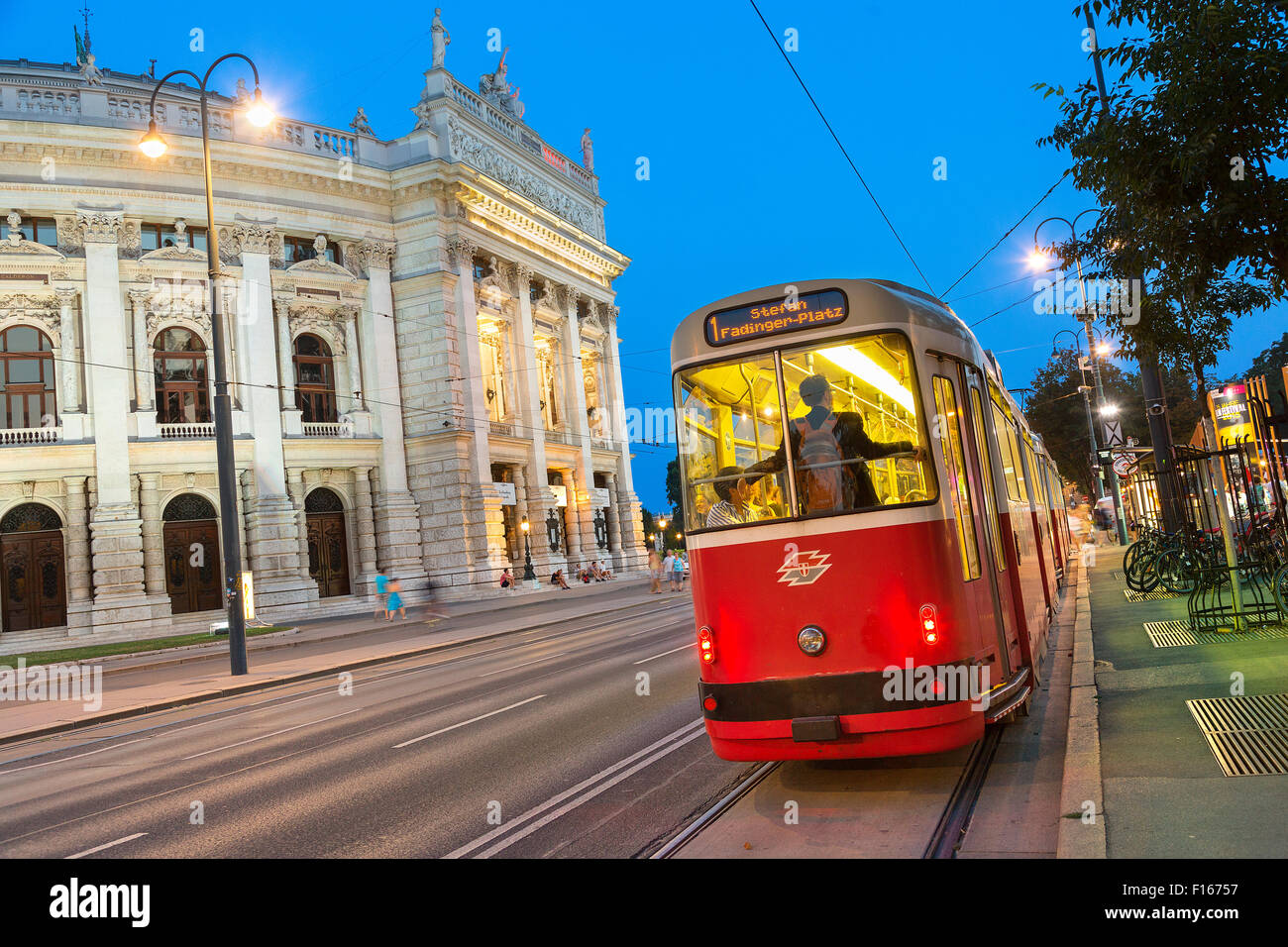 Österreich, Wien, Burgtheater in der Abenddämmerung Stockfoto