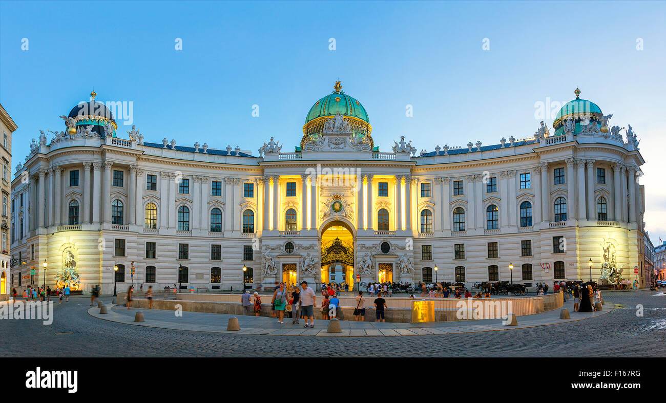 Kaiserliche Hofburg in Wien in der Abenddämmerung Stockfoto